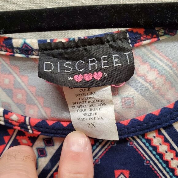 Discreet brand top in size 2X - Picture 2 of 4